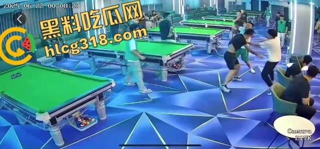 球杆打断还在踹,台球厅狠人拎命干架,倒地哥被打得脸变形连亲妈都快认不出来了!-1