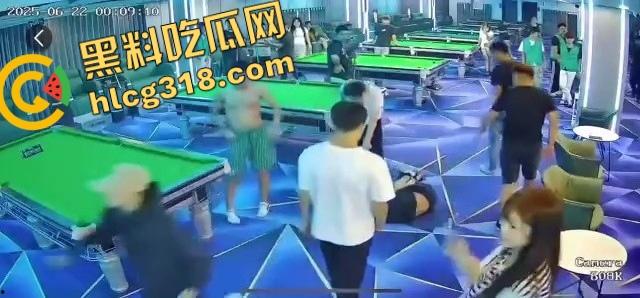 球杆打断还在踹,台球厅狠人拎命干架,倒地哥被打得脸变形连亲妈都快认不出来了!-4