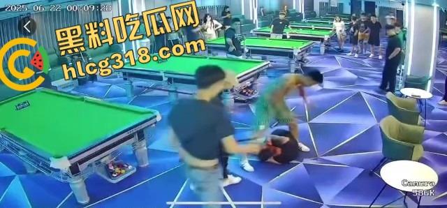 球杆打断还在踹,台球厅狠人拎命干架,倒地哥被打得脸变形连亲妈都快认不出来了!-5