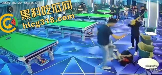 球杆打断还在踹,台球厅狠人拎命干架,倒地哥被打得脸变形连亲妈都快认不出来了!-7