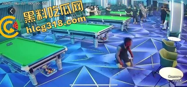 球杆打断还在踹,台球厅狠人拎命干架,倒地哥被打得脸变形连亲妈都快认不出来了!-8
