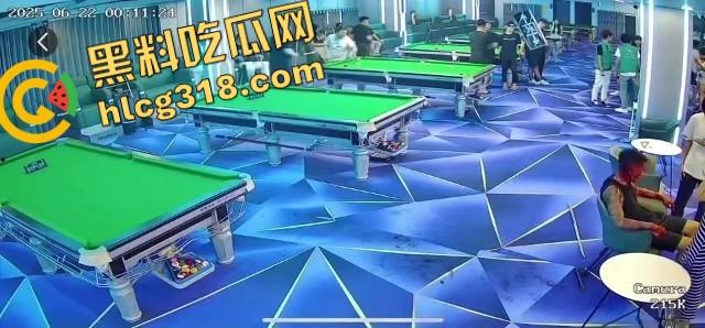 球杆打断还在踹,台球厅狠人拎命干架,倒地哥被打得脸变形连亲妈都快认不出来了!-9