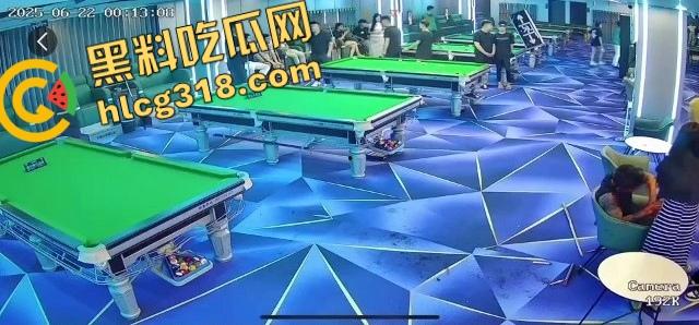 球杆打断还在踹,台球厅狠人拎命干架,倒地哥被打得脸变形连亲妈都快认不出来了!-11