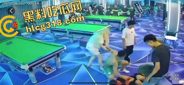 球杆打断还在踹,台球厅狠人拎命干架,倒地哥被打得脸变形连亲妈都快认不出来了!-13