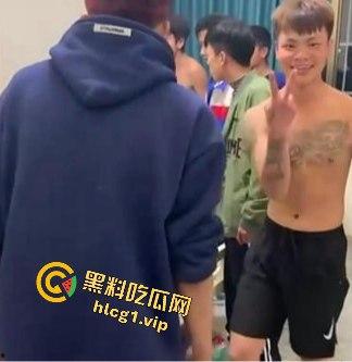 四川凉山纹身精神小伙持酒瓶钢管狠揍同学,血腥场面吓坏网友!-1