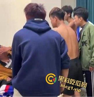 四川凉山纹身精神小伙持酒瓶钢管狠揍同学,血腥场面吓坏网友!-4