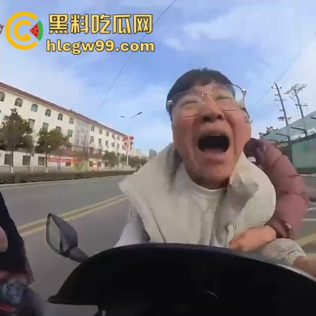 女骑士惨遭粗口boy暴风输出，过个马路直接破防，被街头国粹连招骂懵，全程高能输出不带重样！-13