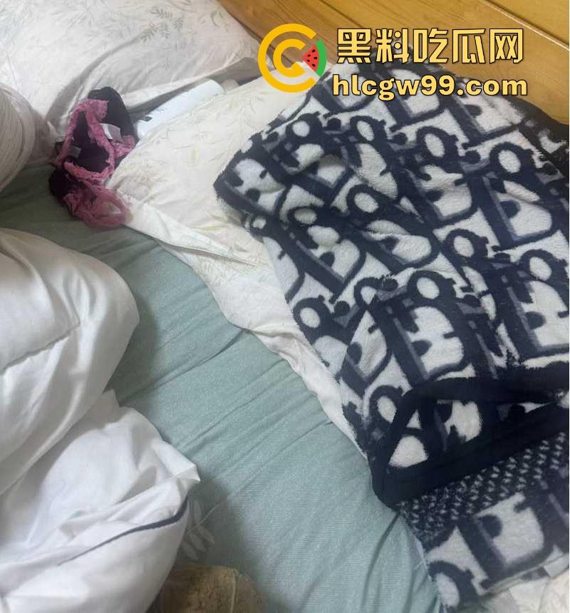 常州精神小妹【费雨心】一个月睡6个男人,做爱时让闺蜜观战,竟还强迫闺蜜睡射满精液的床遭曝光!-16