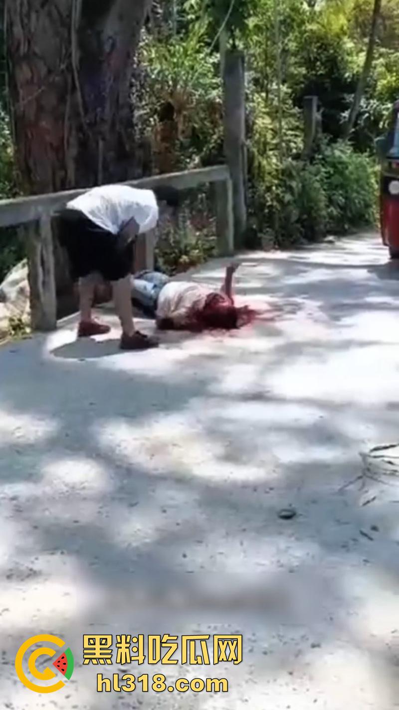 哥伦比亚绿帽男的愤怒，老婆被睡当街砍人，对着脑袋疯狂输出，操别人老婆的代价不小啊！-7