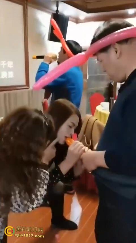 大爷大妈聚餐玩淫秽游戏，把气球当成鸡巴一边撸一边口，有韵味又会玩的少妇，晚上不敢想有多爽 ！-3
