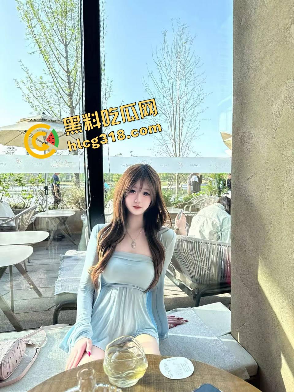 四个骚货互舔互抠开淫趴，四人舌吻湿成一片，鲍鱼对鲍鱼口水拉丝舔到崩溃，黏液四溅我选开胶！-4