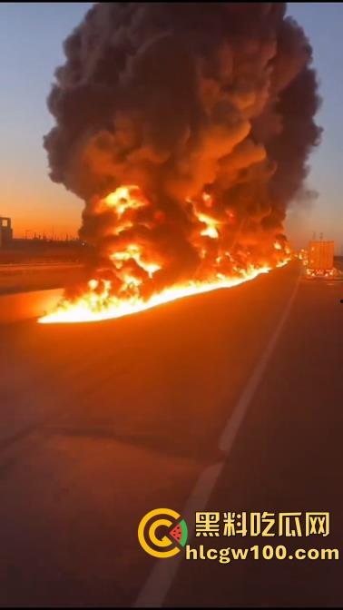 河北沧州高速上演油罐车相撞惊魂一刻，瞬间起火烟雾漫天，蔓延百米火龙天都被烧红了-7