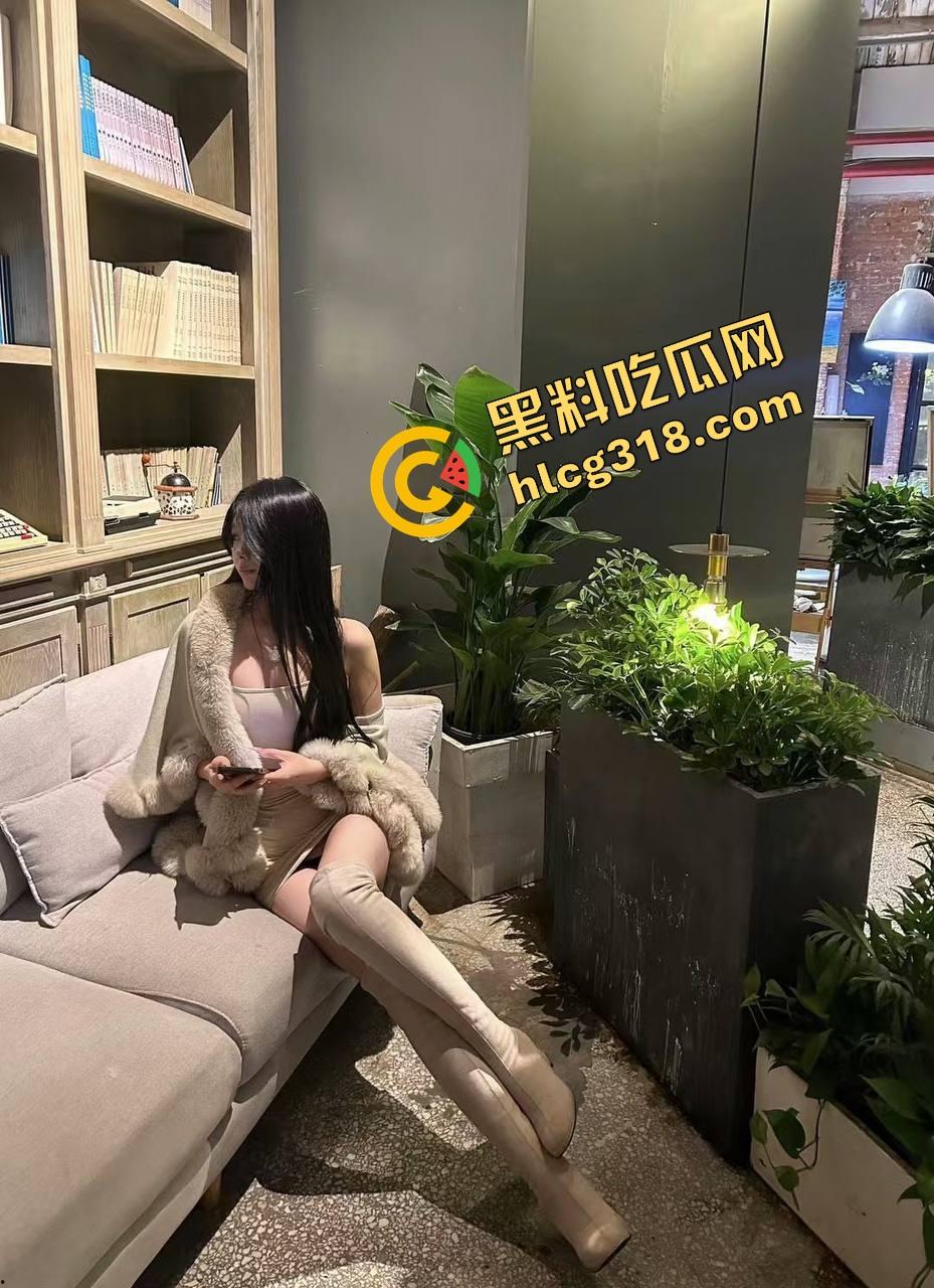 台妹无套内射口爆肛塞都会，牛奶袜一穿逼都骚出奶味，角色扮演玩到连自己是谁都忘了，天生就是被操的料！-6