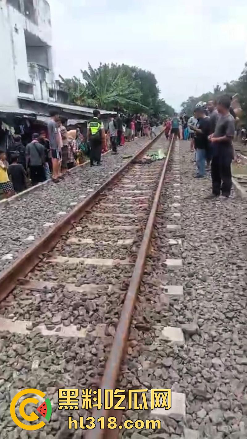 印度三哥作死现场，打横市男子一边玩游戏，一边过火车道，结果遭遇货车碾压，拖行100多米当场死亡！-1