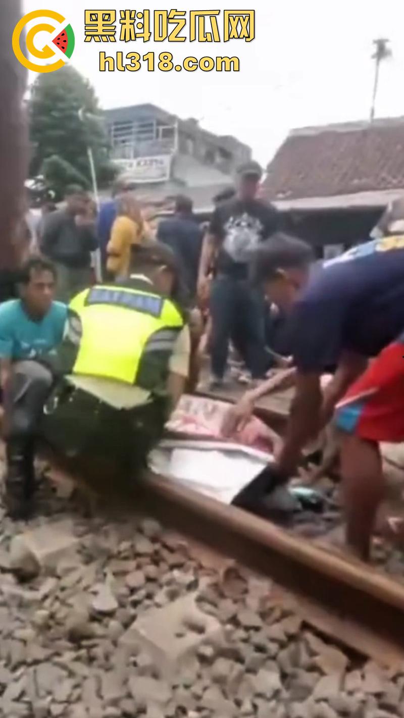 印度三哥作死现场，打横市男子一边玩游戏，一边过火车道，结果遭遇货车碾压，拖行100多米当场死亡！-3