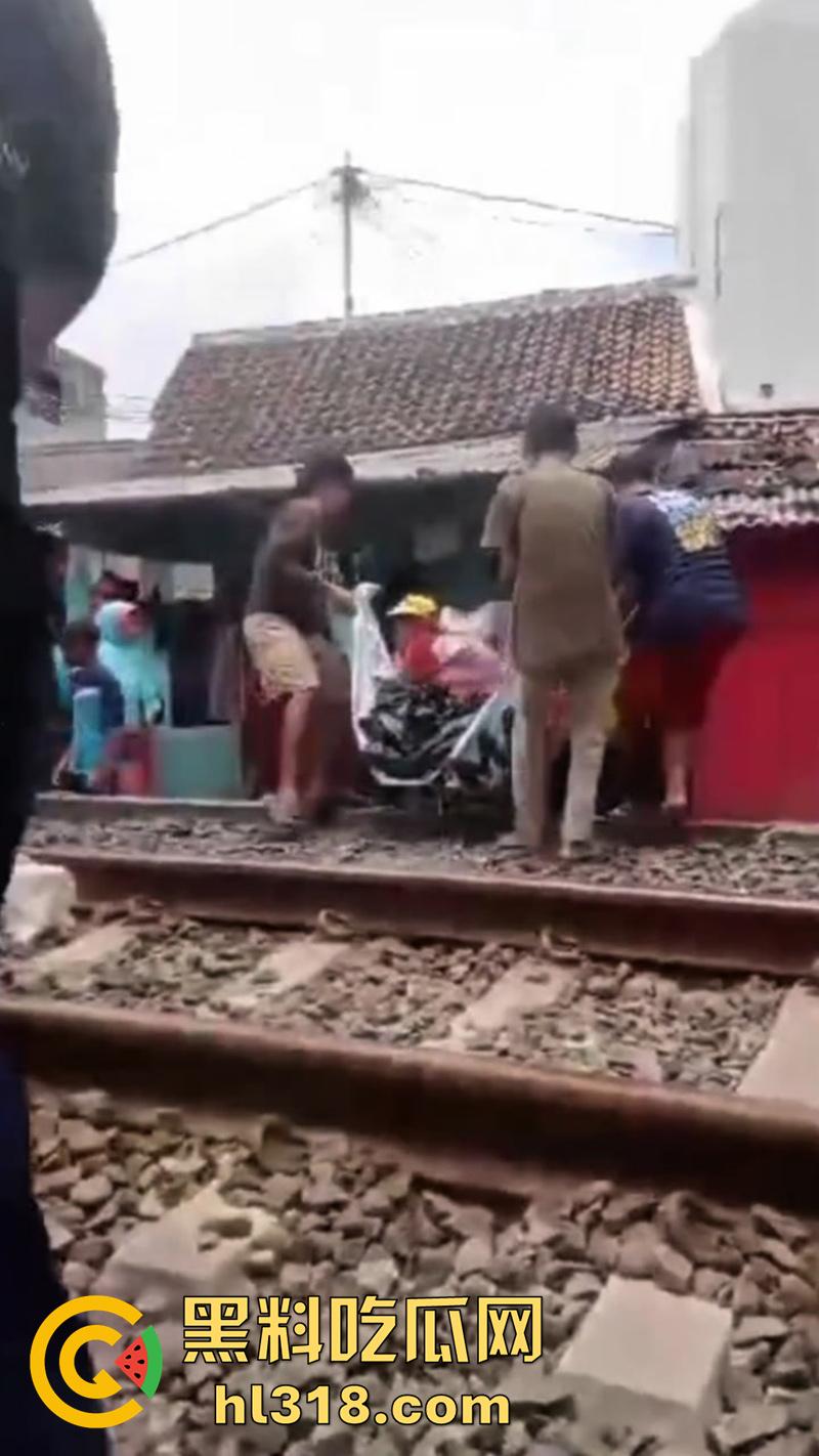 印度三哥作死现场，打横市男子一边玩游戏，一边过火车道，结果遭遇货车碾压，拖行100多米当场死亡！-4