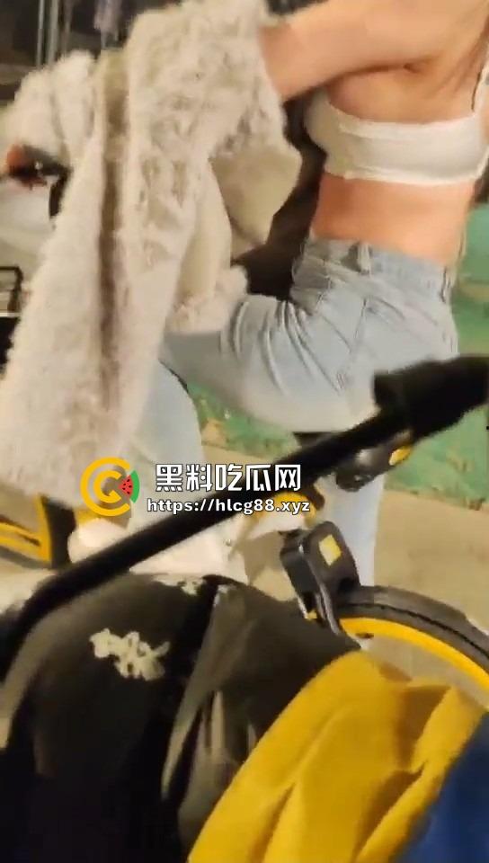 16迈雅迪追不上醉酒的燕子，运动内衣骑单车奶子乱甩，电车狼精神硬得值个赞！-3