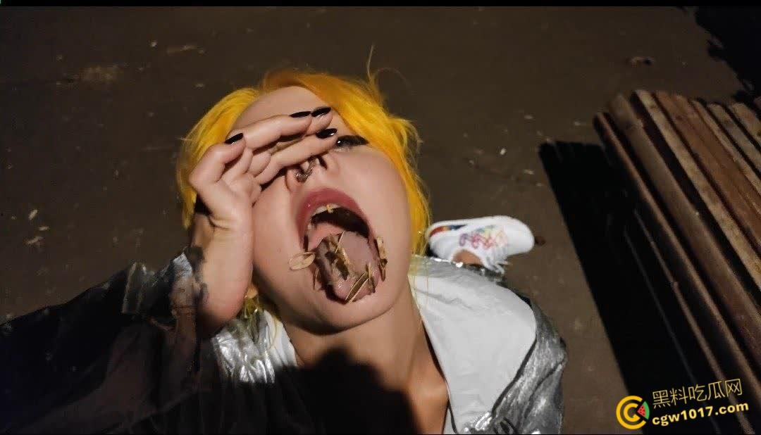 重口预警！欧美黄发妹子【ForestWhore】调教视频泄密，户外吃垃圾舔食地上瓜子壳，还拿泥巴涂逼逼！-1