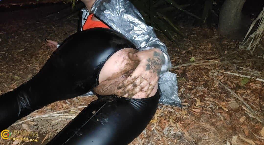 重口预警！欧美黄发妹子【ForestWhore】调教视频泄密，户外吃垃圾舔食地上瓜子壳，还拿泥巴涂逼逼！-2