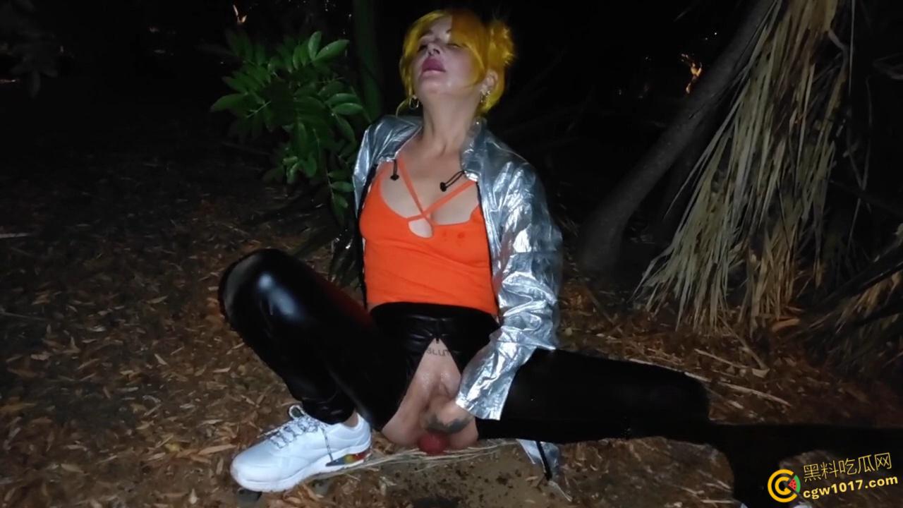 重口预警！欧美黄发妹子【ForestWhore】调教视频泄密，户外吃垃圾舔食地上瓜子壳，还拿泥巴涂逼逼！-3