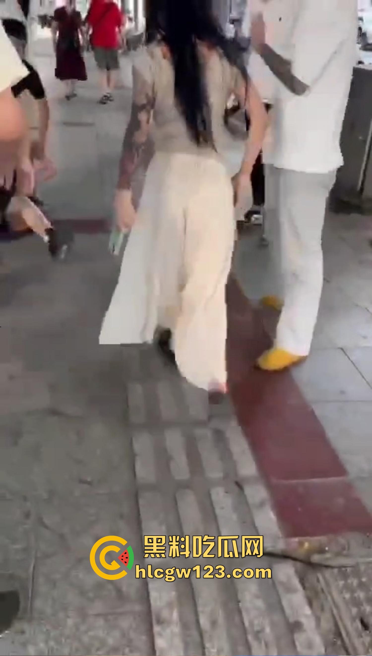 重庆精神小妹街头上演手起刀落，直接拿美工刀往脖子招呼，疯得不是一般狠！-7