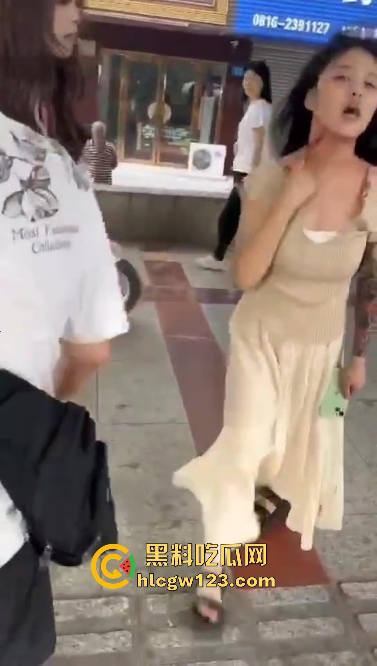 重庆精神小妹街头上演手起刀落，直接拿美工刀往脖子招呼，疯得不是一般狠！-8