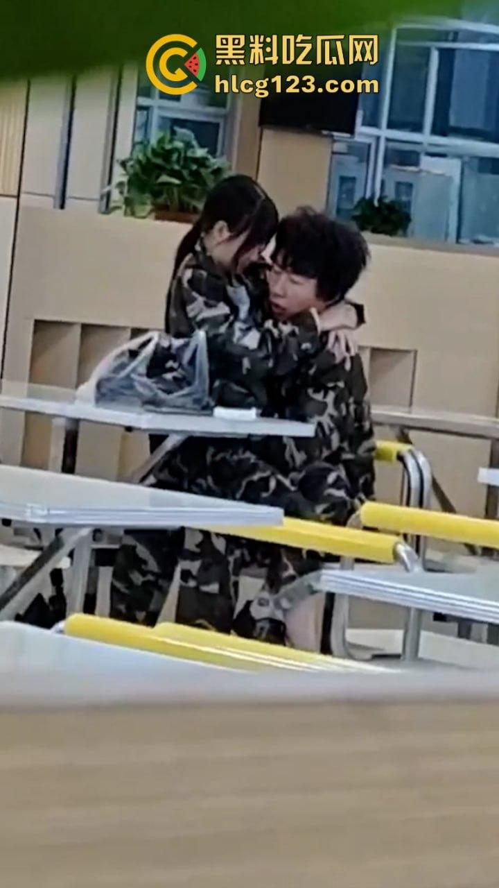 大一新生军训间隙在食堂亲亲我我又舔又摸 这是把食堂当酒店了吗！-2