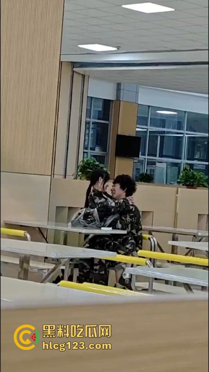 大一新生军训间隙在食堂亲亲我我又舔又摸 这是把食堂当酒店了吗！-5