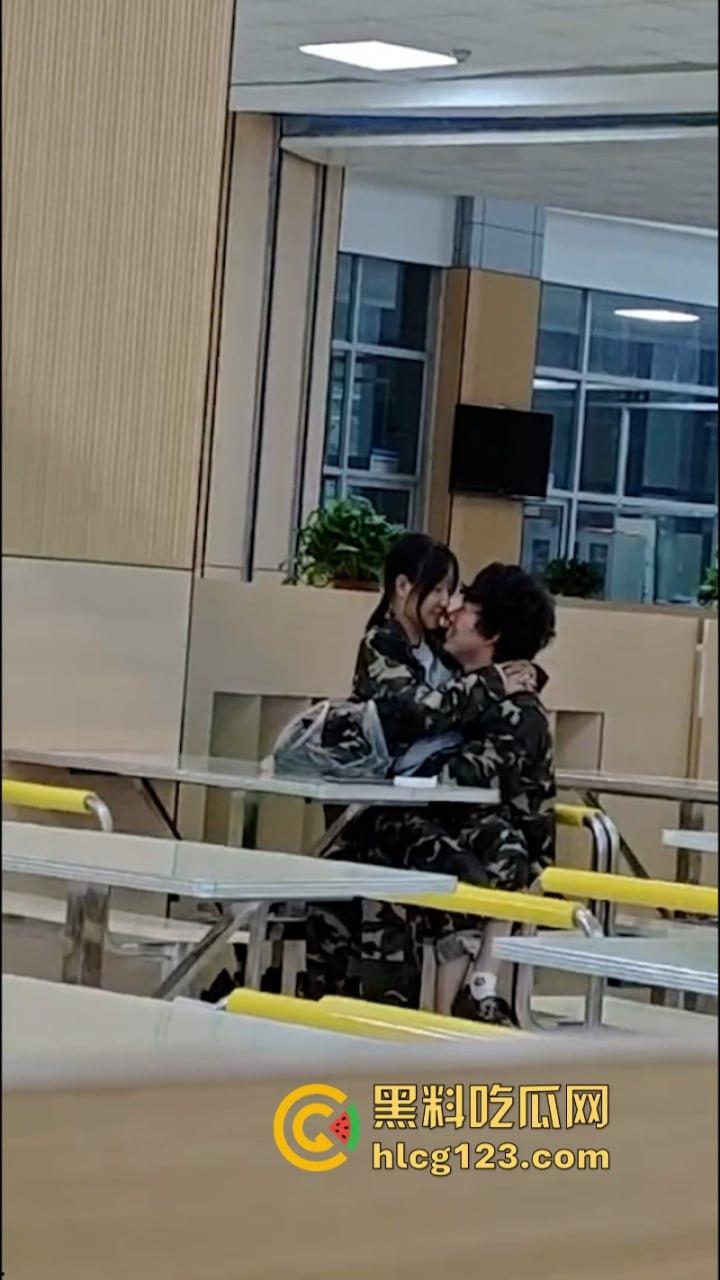 大一新生军训间隙在食堂亲亲我我又舔又摸 这是把食堂当酒店了吗！-7