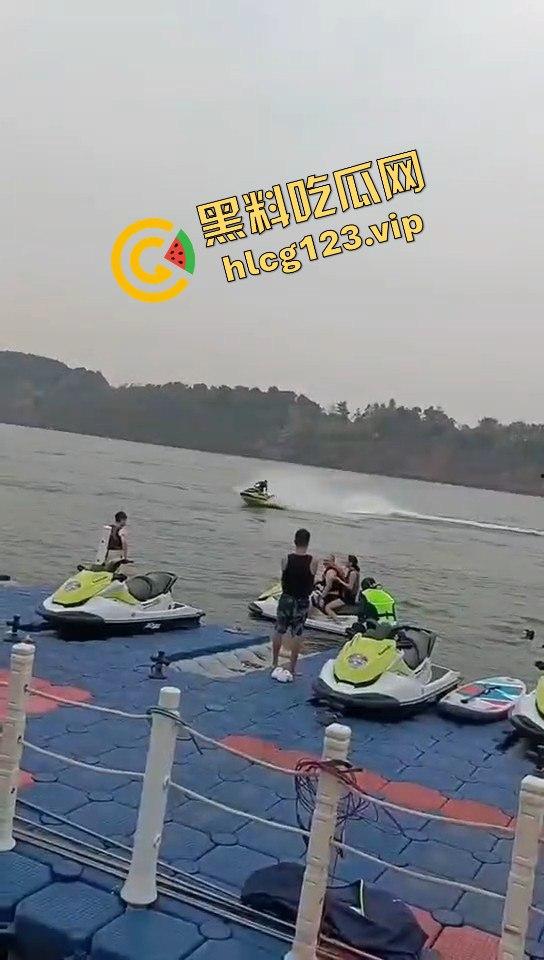 重庆网红【烈阳】摩托艇玩脱了丧命，母亲崩溃瘫倒，生前文案像预告？-9