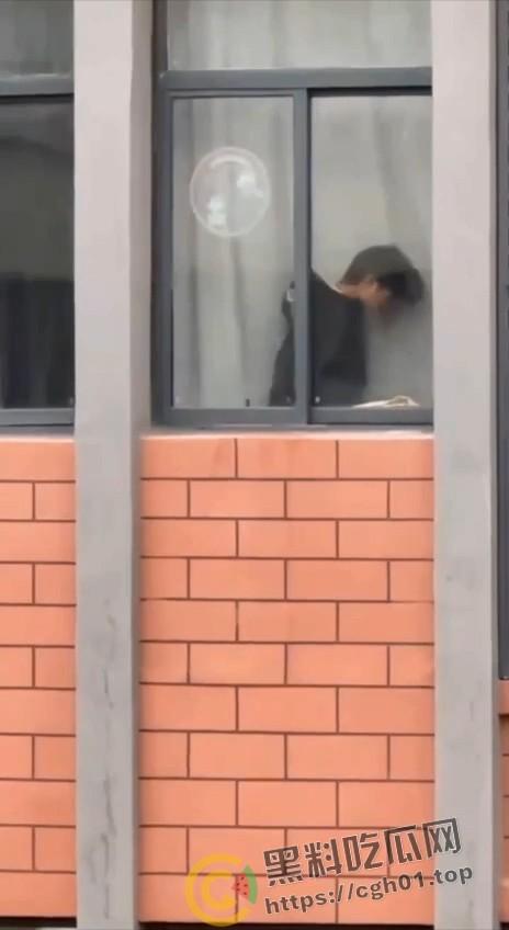 大学生版掩耳盗铃！教室内拉上窗帘打炮 外面的人看的一清二楚 整栋楼为其冲刺加油-2