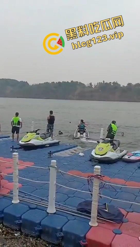 重庆网红【烈阳】摩托艇玩脱了丧命，母亲崩溃瘫倒，生前文案像预告？-17