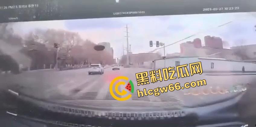 沈阳飞天井盖一般人整不了，开个车都能被井盖空降暴击，谁能想到开车开出个天降铁饼？-8