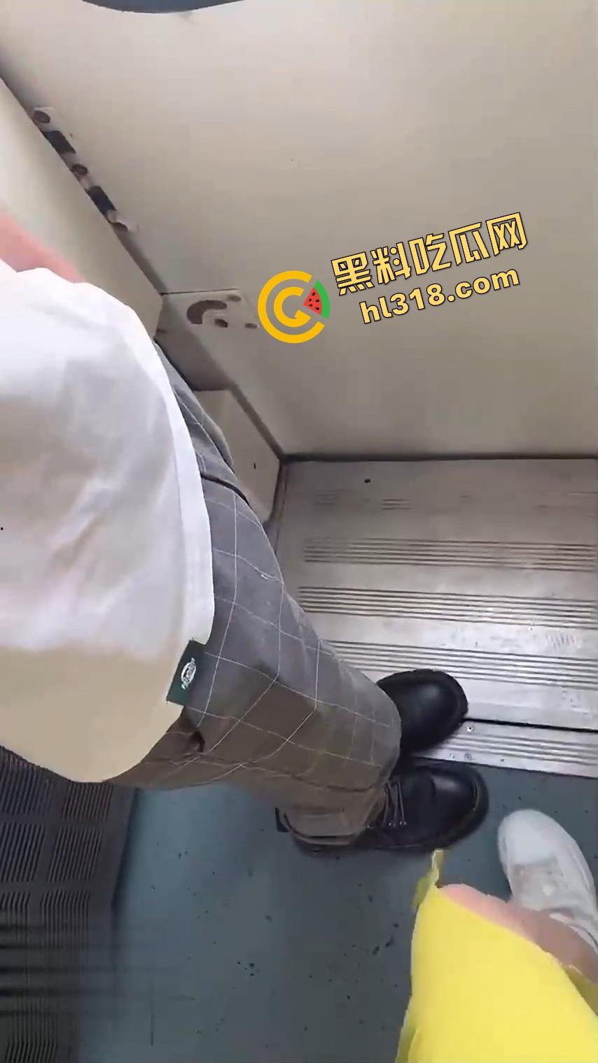 什么叫移动打炮？饥渴御姐车厢激战，一路搭讪一路摸，厕所偷情全程抓紧扶手，谁还在意终点是哪？-4