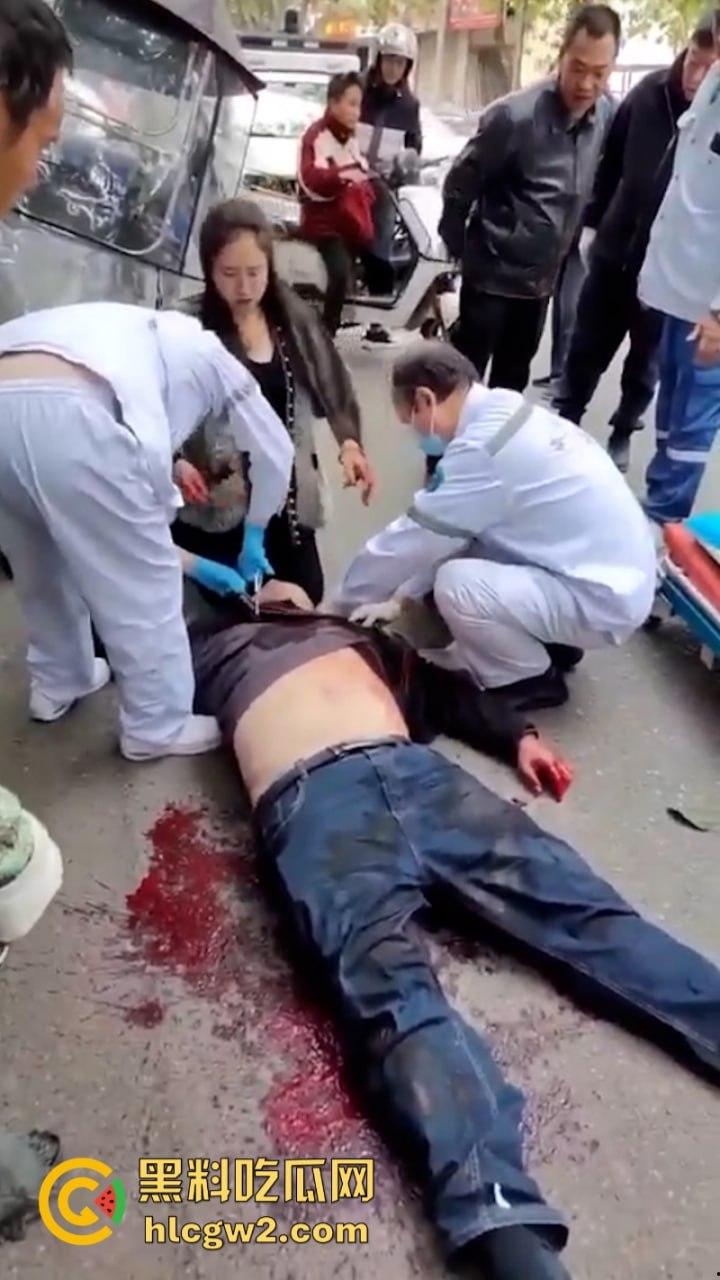 嚣张自有天收！成都龙泉驿开车男路怒 推搡辱骂外卖员被一招封喉-6