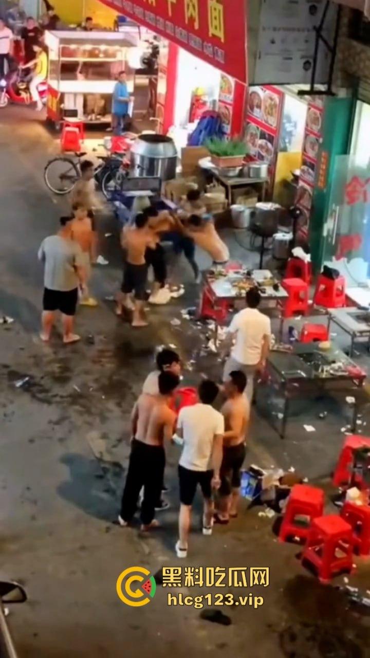 广东街头多人持刀互砍！血洒街头惨不忍睹 现场视频曝光砍头细节 太吓人了-1