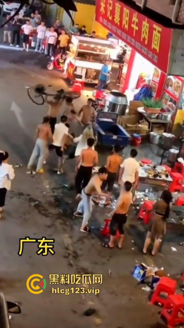 广东街头多人持刀互砍！血洒街头惨不忍睹 现场视频曝光砍头细节 太吓人了-3