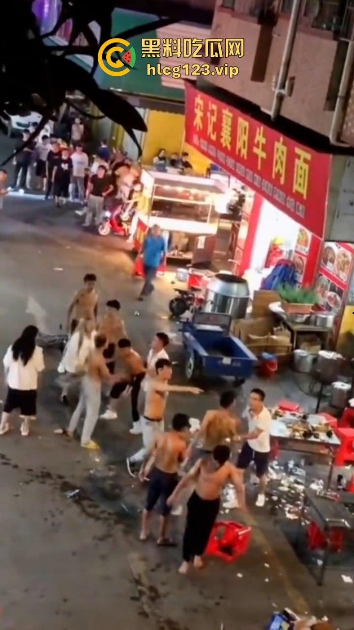 广东街头多人持刀互砍！血洒街头惨不忍睹 现场视频曝光砍头细节 太吓人了-6