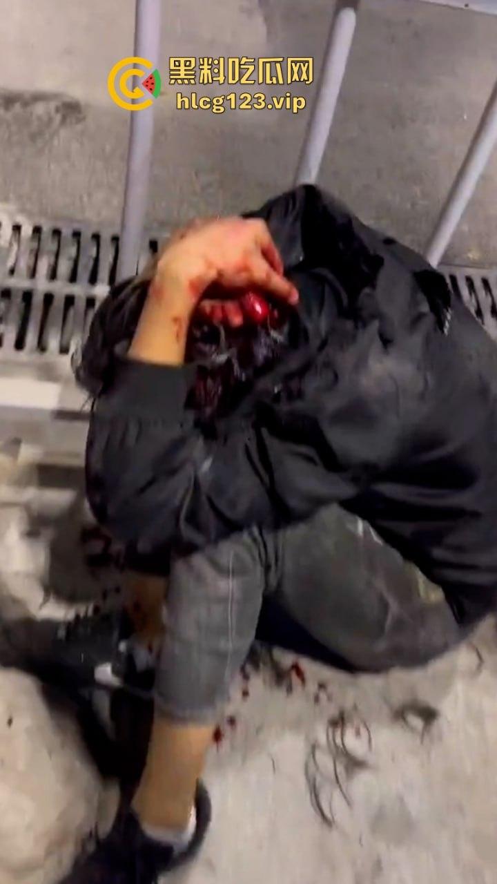 广东街头多人持刀互砍！血洒街头惨不忍睹 现场视频曝光砍头细节 太吓人了-8