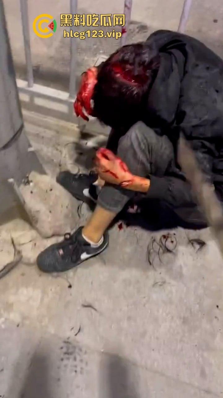 广东街头多人持刀互砍！血洒街头惨不忍睹 现场视频曝光砍头细节 太吓人了-9