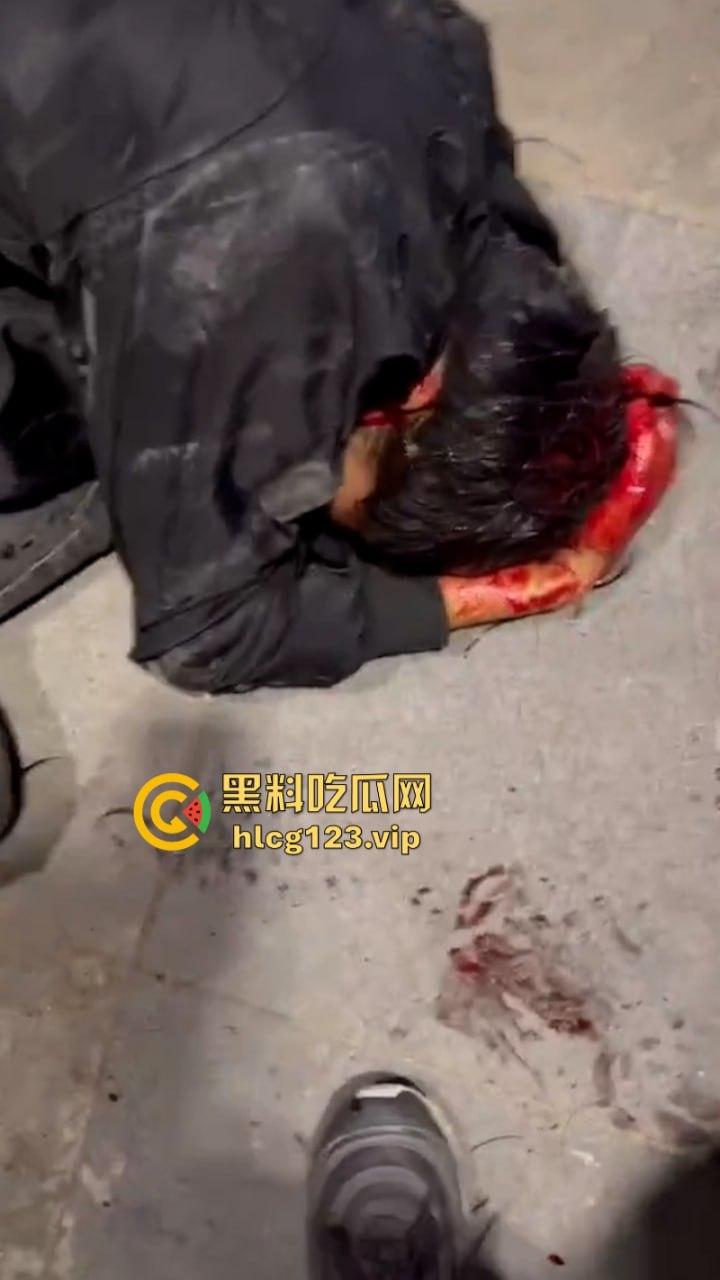 广东街头多人持刀互砍！血洒街头惨不忍睹 现场视频曝光砍头细节 太吓人了-11