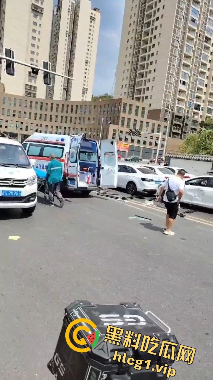 达州车祸五连撞酿惨剧，坦克300被撞翻，电动车司机惨遭碾压-1