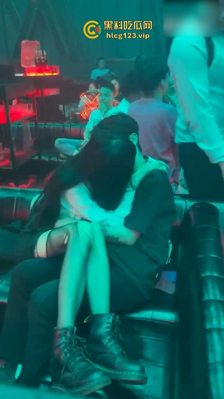 【只怪灯光太催情 让你如此骚不停】 高冷女神夜店秒变淫娃主动送吻赠逼 这还用开房吗？-2