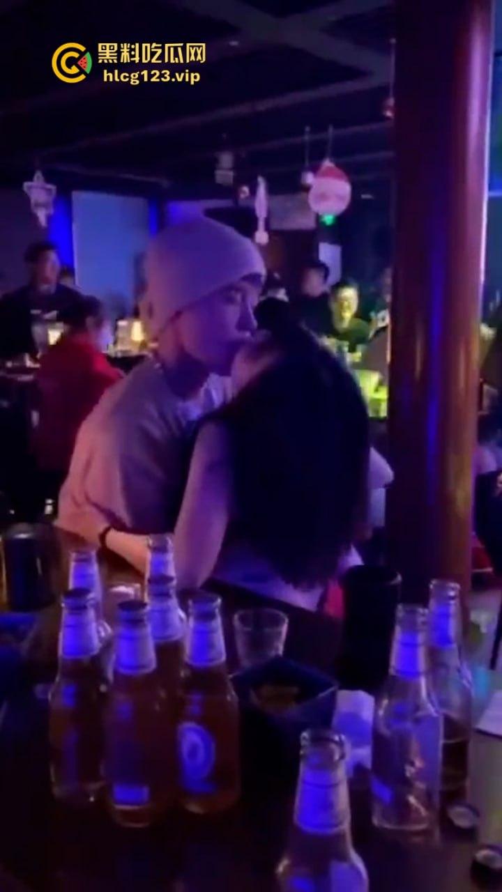 【只怪灯光太催情 让你如此骚不停】 高冷女神夜店秒变淫娃主动送吻赠逼 这还用开房吗？-4