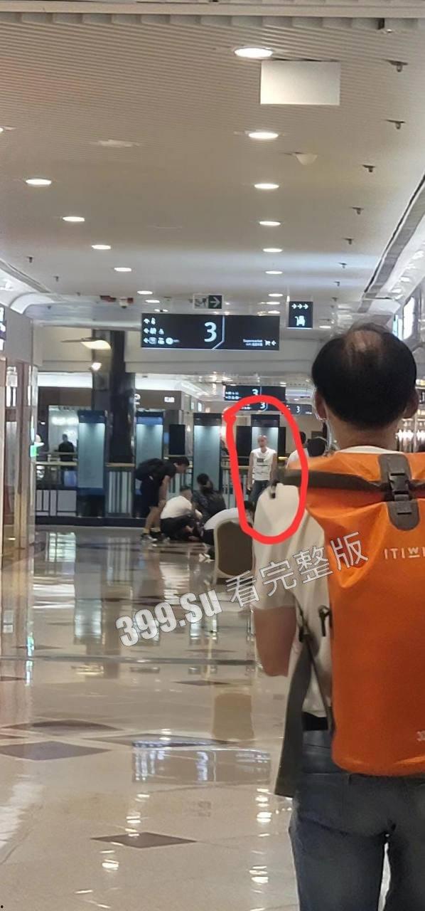 香港6月2日傍晚约5时，1男1女在钻石山荷里活广场3楼近戏院位置遭持刀追砍，被狠捅向心藏怒斩全身至少32刀，手法果断残忍-7