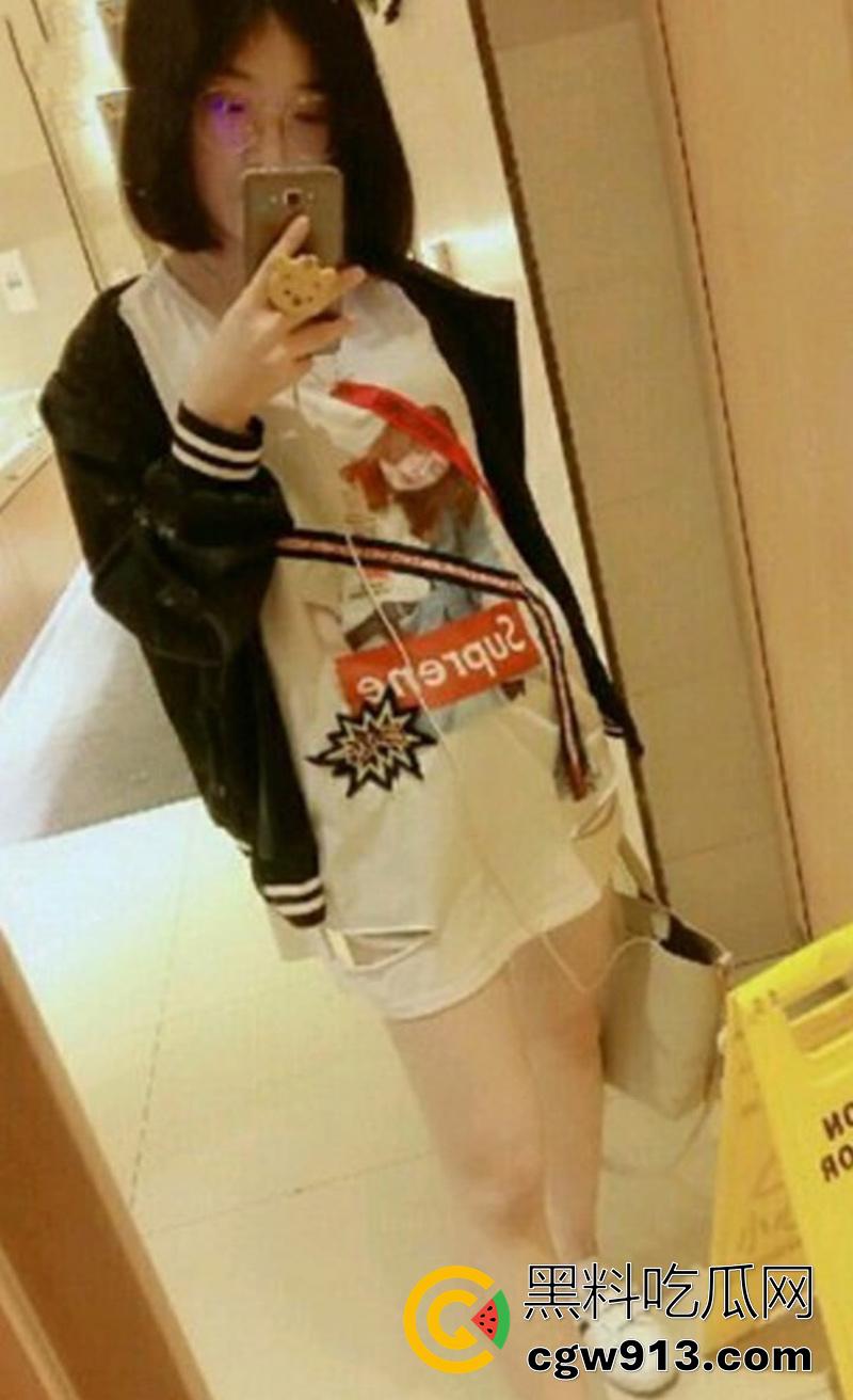 湾湾高中嫩妹【林小玥】，小小年纪却成就鸡身，到处约炮找大叔做爱，扣逼舔屌后入各种操，性爱视频流出！-8