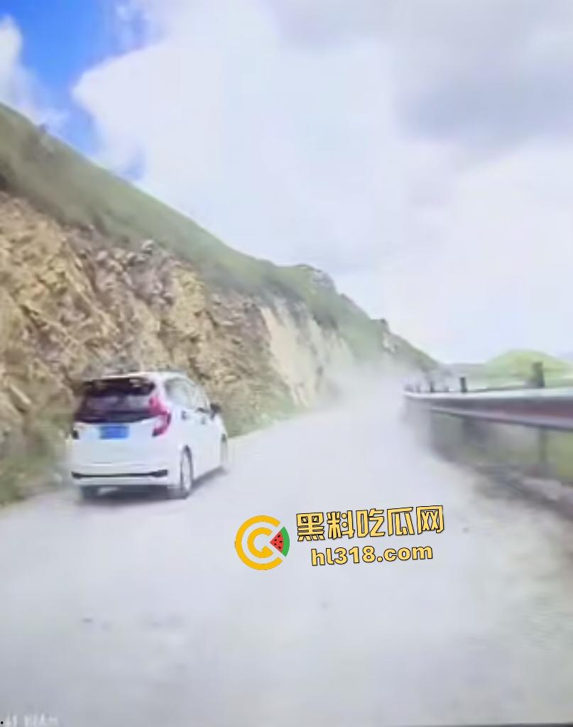 奔驰石头姐逆行剐蹭摩托车，下车二话不说直接踹车，拿石头威胁嚣张跋扈还问你刮我车干嘛？-1