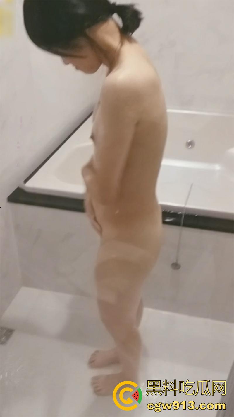 湾湾高中嫩妹【林小玥】，小小年纪却成就鸡身，到处约炮找大叔做爱，扣逼舔屌后入各种操，性爱视频流出！-12