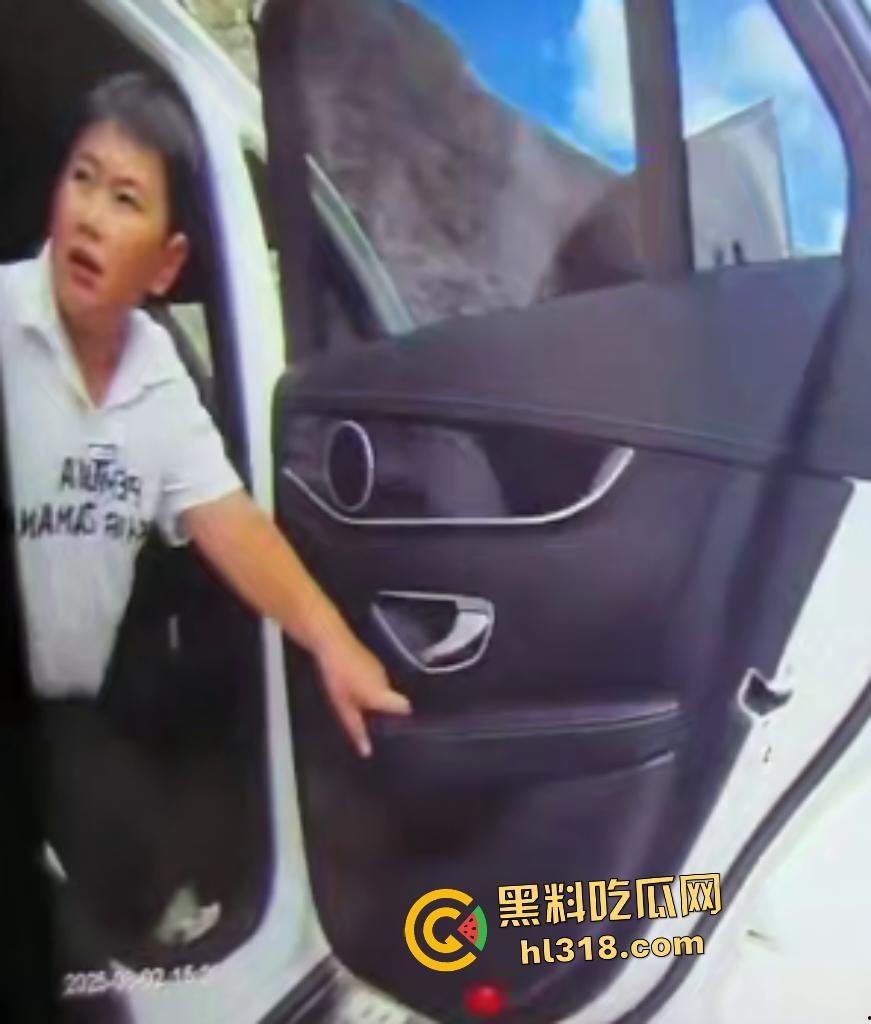 奔驰石头姐逆行剐蹭摩托车，下车二话不说直接踹车，拿石头威胁嚣张跋扈还问你刮我车干嘛？-5