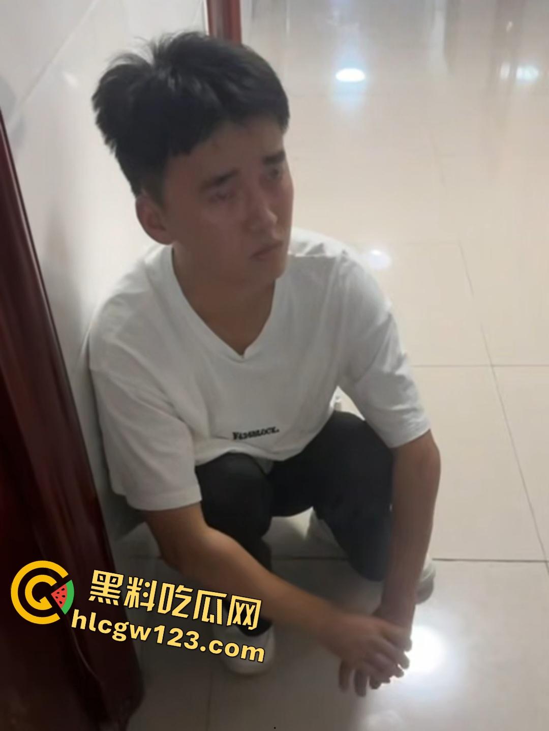 变态男生被同学怂恿去偷女生内衣当场被抓！内衣裹鸡巴真好玩，逼打女友电话羞辱！-5